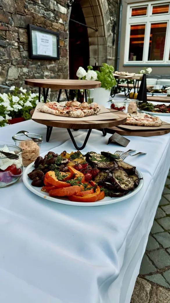 Pizza und Antipasti am Buffet