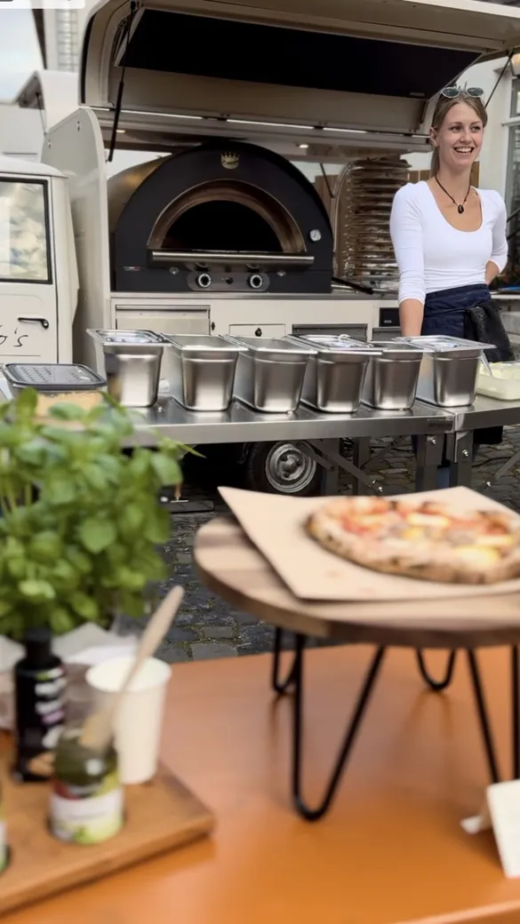 Julia an der Ape mit frisch gebackener Pizza