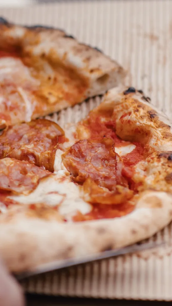 Nahaufnahme einer Pizza mit luftigem Rand
