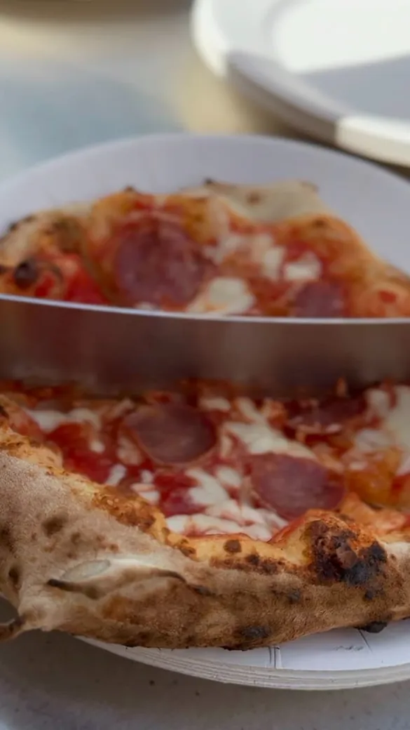 Pizza Salami frisch aus dem Ofen