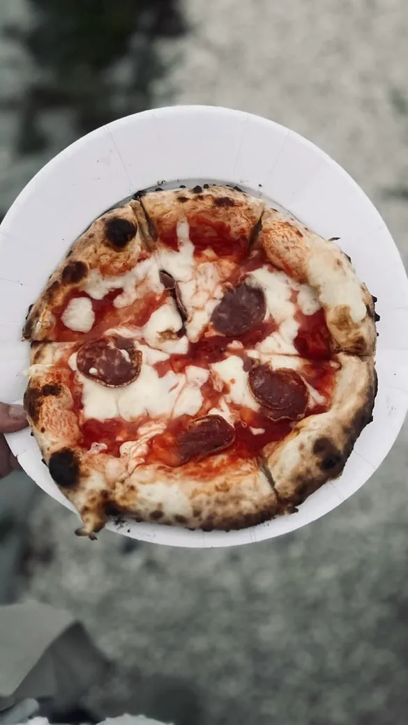 Neapolitanische Pizza mit Salami auf dem Teller